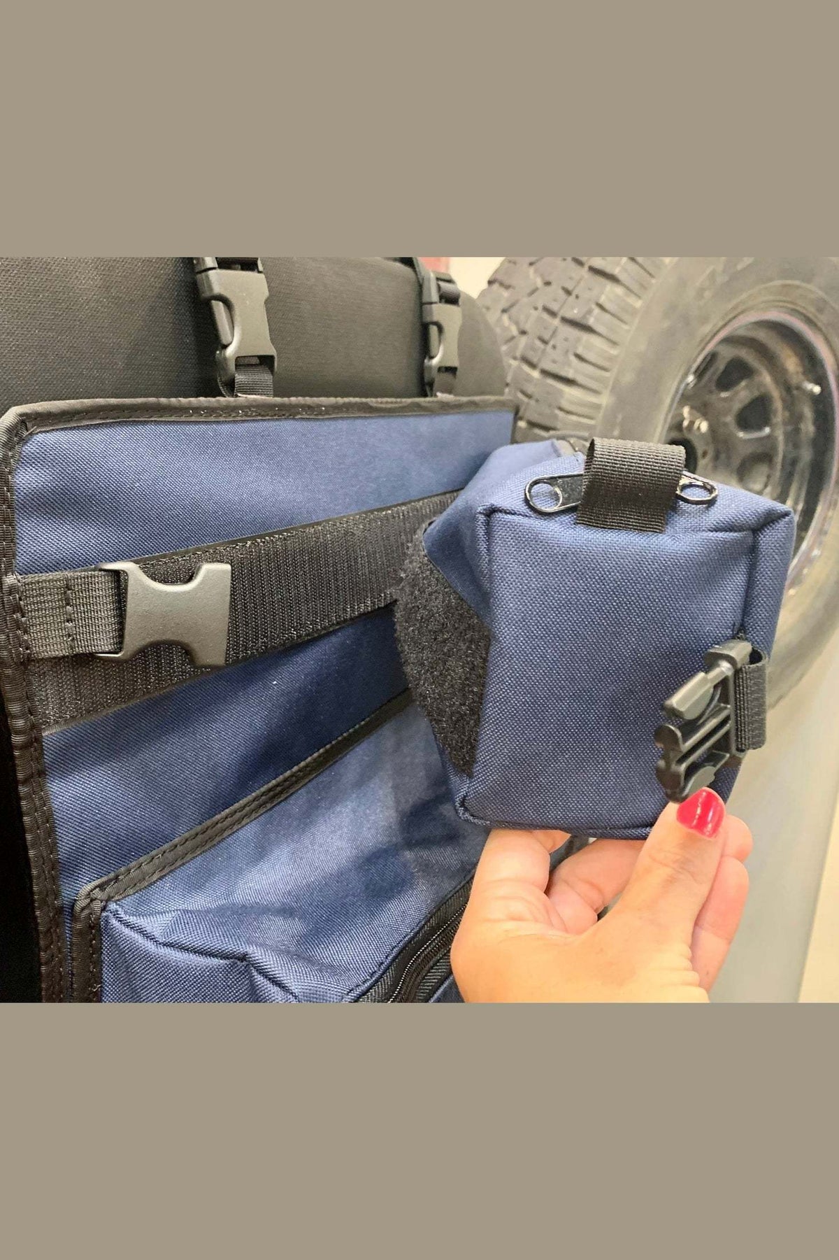 Arches Overlander 1 Seat Organizer with blue pockets and easy quick-release buckles.