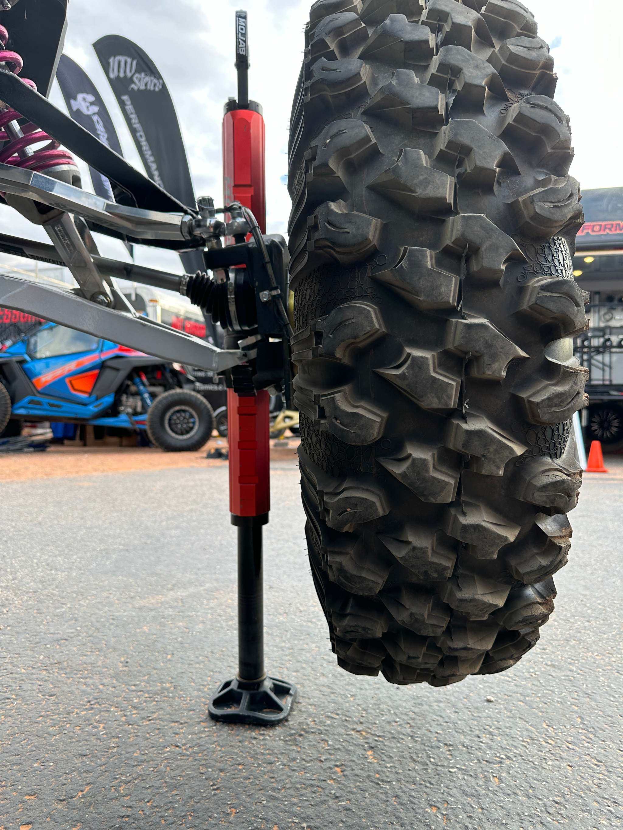 CarbonPro SXS Hydraulic Jack for Effortless Lifting - Up to 4,400 LBS.