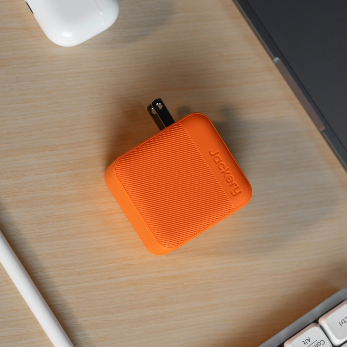 Jackery 102W GaN 3-Port Fast Charger Compact & Powerful