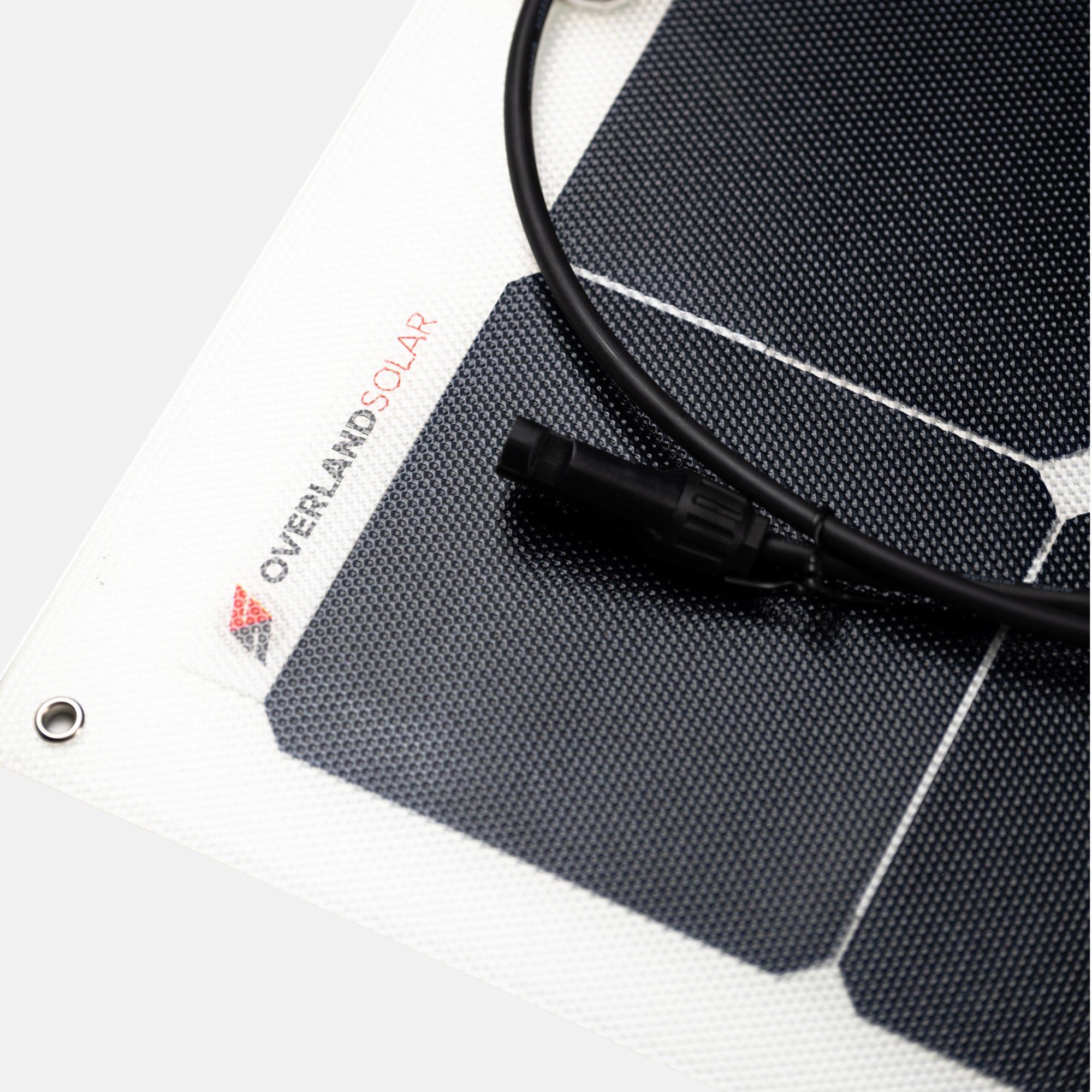 Impulsa tus aventuras con el panel solar semiflexible Overlander de 80 vatios: una solución liviana y de alto rendimiento para viajes fuera de la red eléctrica.
